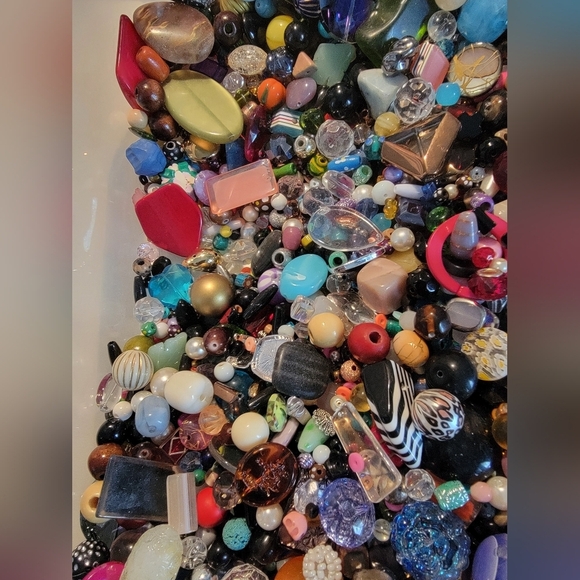 2 Pounds of Mixed Beads - Picture 4 of 8